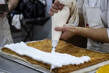 pastry using the sleeve to add cream to cake