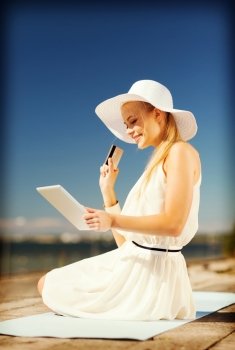 internet and lifestyle concept - beautiful woman in hat doing online shopping outdoors