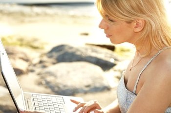 outdoor picture of lovely blond with laptop 