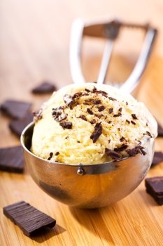 vanilla ice cream with chocolate