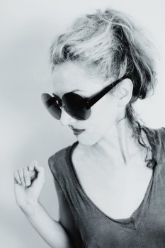 Portrait of a beautiful young woman dressed in sunglasses