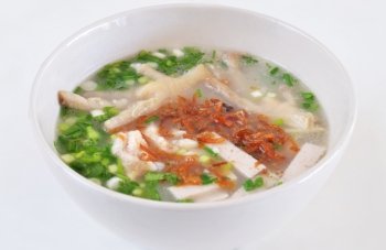 vietnamese  soup noodles with  chicken , vegetable , vietnamese sausage and   fried onion