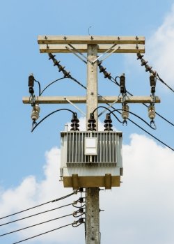 Electrical power distribution with transformer