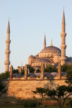 Blue Mosque (Sultan Ahmet Camii) at sunrise in Sultanahmet district, Istanbul, Turkey