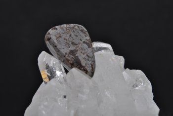 Cipolin on rock crystal