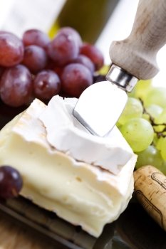 2 kinds of cheese with a cheese knife and grape
