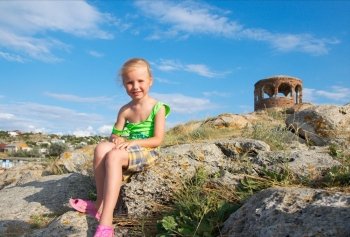 Small girl outdoor portrait (with belvedere behind)