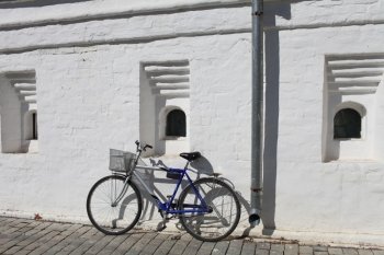  bicycle at a white wall
