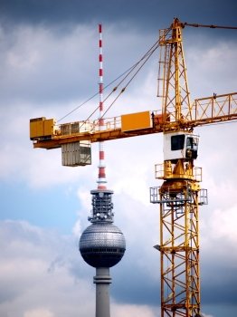 Berlin-Kran vor Fernsehturm. Crane before Berliner Fernsehturm - Berlin is always built