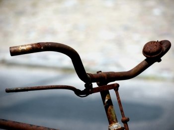 Fahrradlenker. a rusty old bicycle handlebars