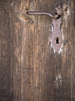 Tuerklinke-Holzmaserung. door handle in an old wooden door