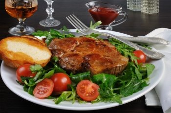 Grilled steak with bacon salad of arugula and croutons