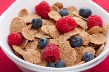cornflakes with fresh berries 