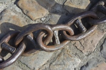A ships chain at the dockside
